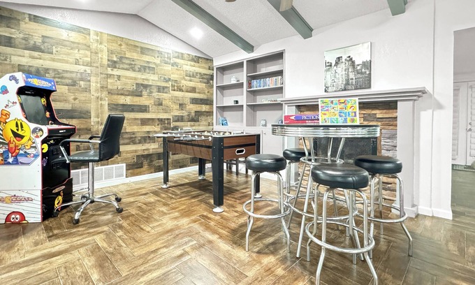 Biggs Field House | Amazing 5brm house with 2 kits, pool, fitness and game room, near i10 & Hospital