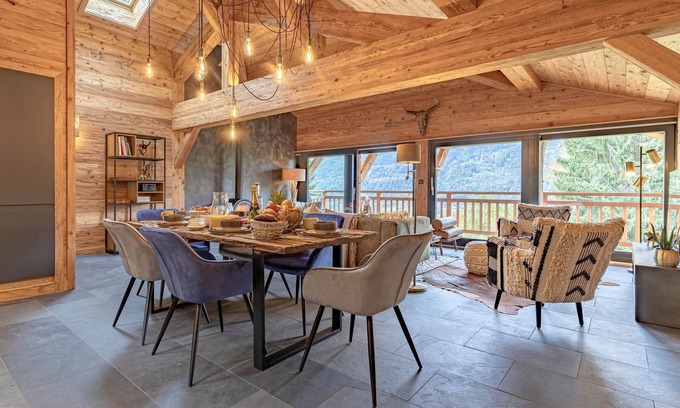 Morillon Ski Chalet | Amazing 7 Bedroom Chalet with Hot Tub, nr Skiing