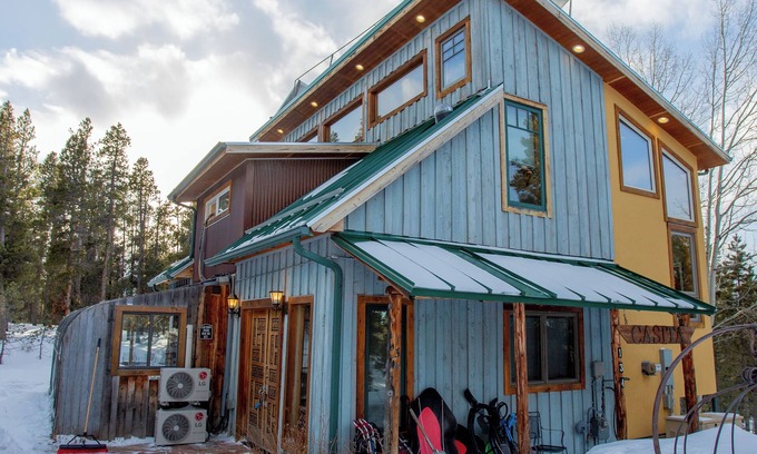 Black Hawk House | Amazing artistic home, hot tub, dreamy views! July 28-Aug 6th available now!