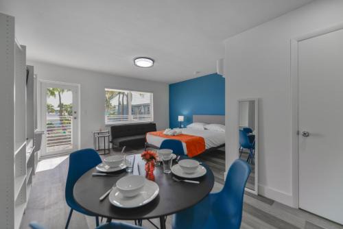 Hollywood Apartment | Amazing Balcony Studio at the beach with Parking -M44