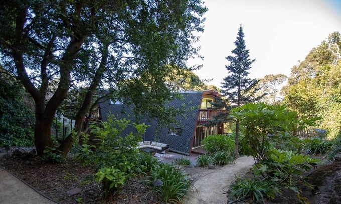 Uptown Brisbane House | Amazing Cabin-Style House /w Decks, Hot Tub & Sun