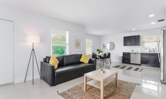 Gladeview House | Amazing Duplex 3 BR/2 Bathrooms close to Wynwood