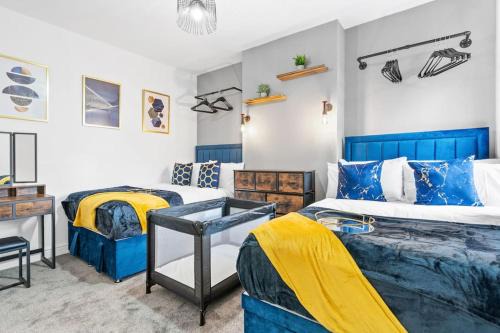 Stirchley Apartment | Amazing Family Apartment, Sleeps 6, Cot, Work desk