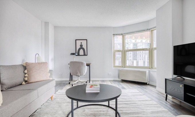 Rush and Division Apartment | Amazing Gold Coast 2BR w/Gym & Lounge, 1 block from L, by Blueground