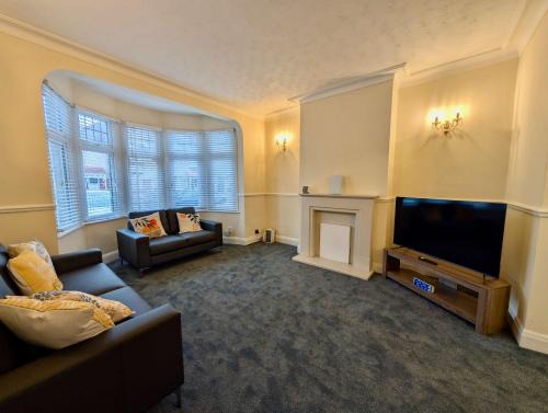 Redbridge House | Amazing House With Free Parking