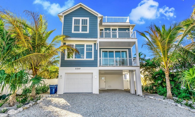 Bradenton Beach House | Amazing luxury home with a Pool and Spa, Rooftop deck: On the Flip Side