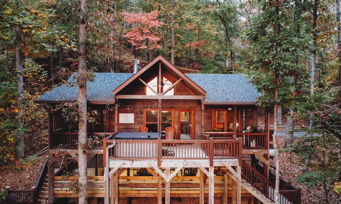 Blue Ridge Cabin | Amazing mountain view!5-star cabin,Modern,Minutes to BR&EJ,Hot tub,Games