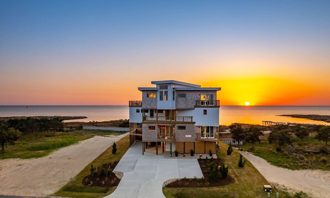 Salvo House | Amazing Newly Built Modern Home w/Saltwater Pool - Simply the best!