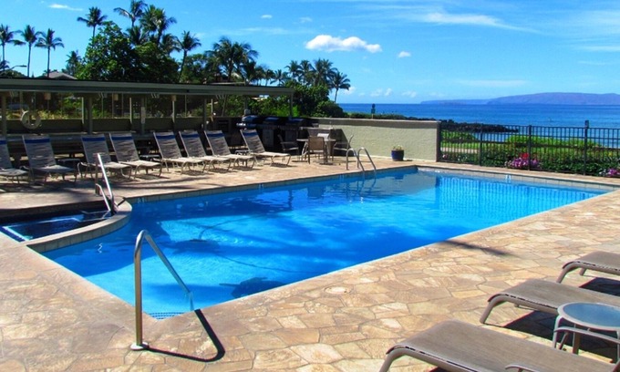 Kihei Condo | Amazing Ocean & Mtn Views. Walk to beaches, dining & shopping. WIFI. Parking.