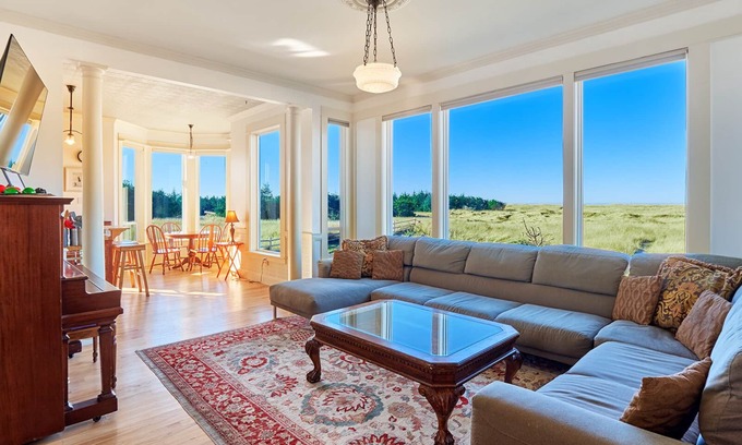 Long Beach House | AMAZING OCEAN VIEW, Pets Ok, HOT TUB, VBall, Pool & Ping Pong Table (Knole)
