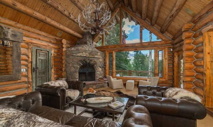 Mountain Village Ski Chalet | Amazing slopeside mountain lodge with hot tub