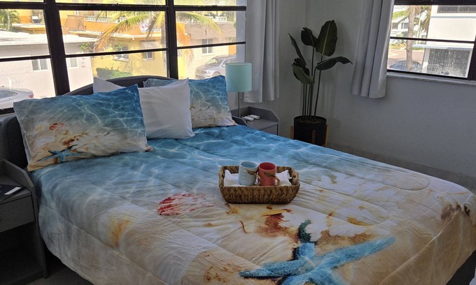 Hollywood Condo | Amazing steps from the beach,full size kitchen,parking! 5star Reviews other site