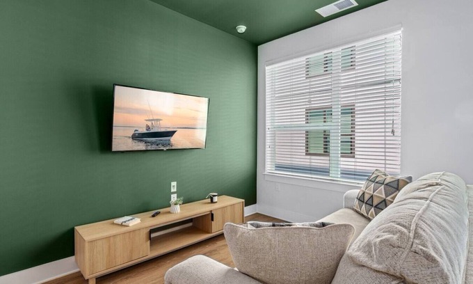 Tampa Apartment | Amazing Studio w/Pool and Gym | Location!