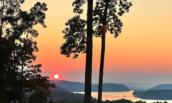 Ellijay Cabin | Amazing Sunset View 4 berm, 3.5 bath, spa, fire pit, overlooking Carter's Lake