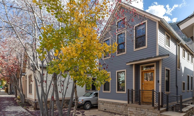 Telluride House | Amazing Townhome w/Mountain Views, Perfect Location! - 1 Block to Gondola, Restaurants & Shops!