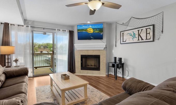 Osage Beach Condo | Amazing Updated Ledges Condo- Lakefront 3 BR/2BA Unit w/Cove View