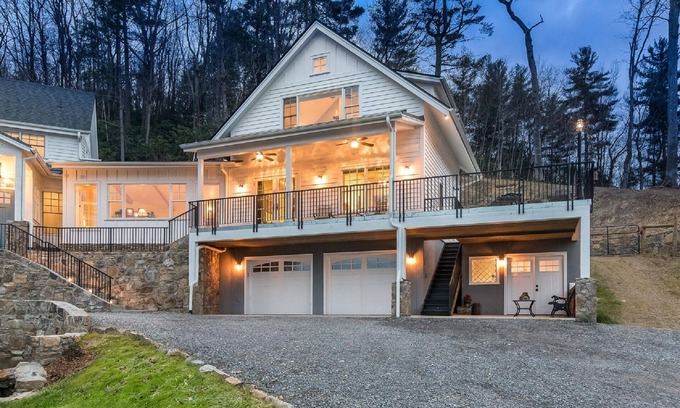 Black Mountain Apartment | Amazing Views, Close to Town, Hot tub, Privacy