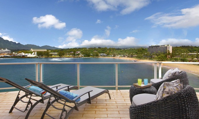 Lihue House | AMAZING VIEWS-Kalapaki Cliffside Penthouse-Perched above, elevator to the sand!