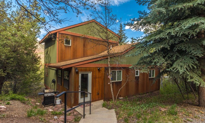 Idlewild Estates House | Amazing Views - Wrap-Around Deck - Secluded Home STR2024-067