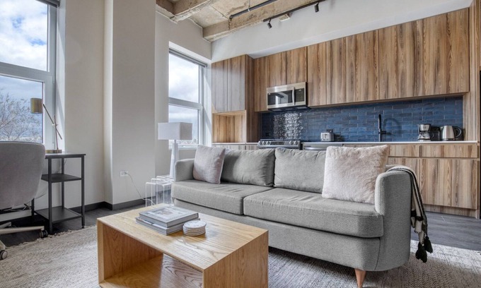 Near West Side Apartment | Amazing West Loop Jr 1BR w/Rooftop & Dog Wash, nr L, by Blueground
