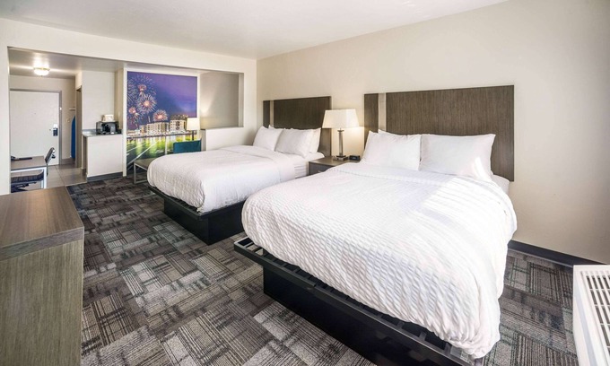 Ashwaubenon Hotel | AmericInn by Wyndham Green Bay Near Stadium