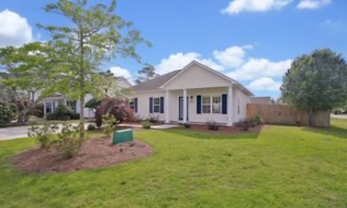 Southport House | amily Fun~ Dog Friendly~ Home with Pool Access!