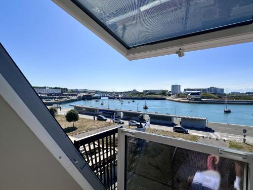 Calais City Center Apartment | AMMG Tour Marina – Suites Signature | Vue Mer Panoramique, Jacuzzi & Design