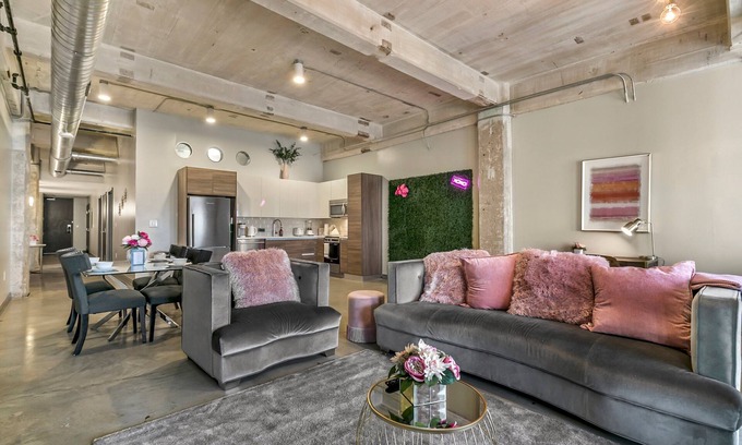 Downtown Dallas Apartment | Amyfinehouse 2BR Loft in Downtown Dallas Pool+Downtown View+Valet+FreeBreakfast