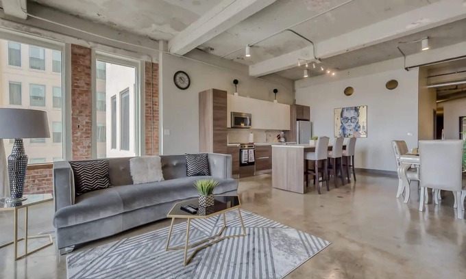 Downtown Dallas Apartment | Amyfinehouse Downtown Dallas 3BR Loft+Pool+Free Parking+Gym+FreeBreakfast