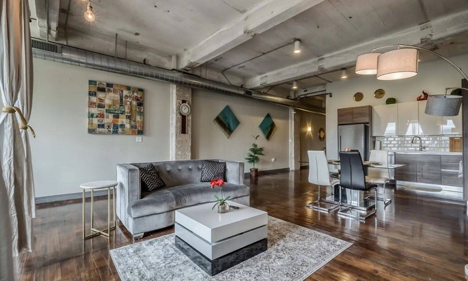 Downtown Dallas Apartment | Amyfinehouse Downtown Dallas 2BR Loft+Pool+Views+Parking+Gym+FreeBreakfast