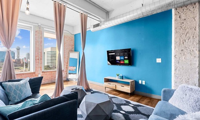 Downtown Dallas Apartment | Amyfinehouse | Free Breakfast + Valet + Gym + Pool
