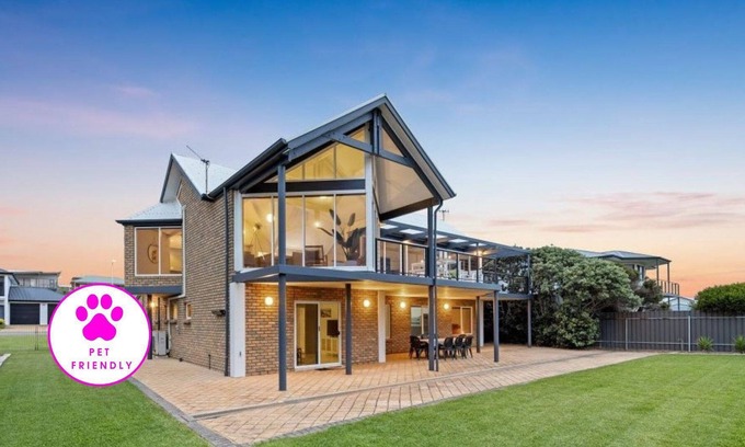 Middleton House | An architectural family shack, steps from the South Coast's finest surf beach