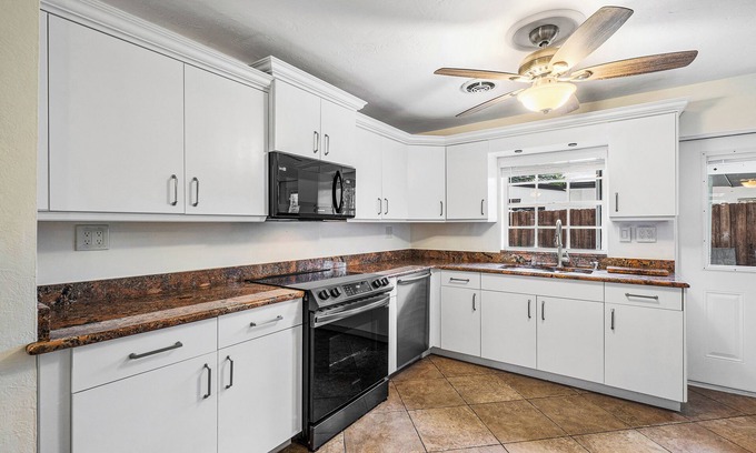 Oakland Park House | An elegant oasis, surrounded by palm trees, private backyard, close to the beach