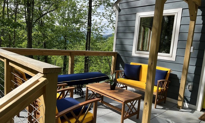 Hood Cottage | An elegantly appointed house tucked in the Virginia Mountainside.