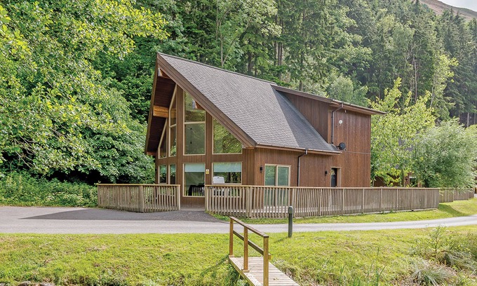 Llangollen Ski Chalet | An extremely spacious two storey luxury lodge.
