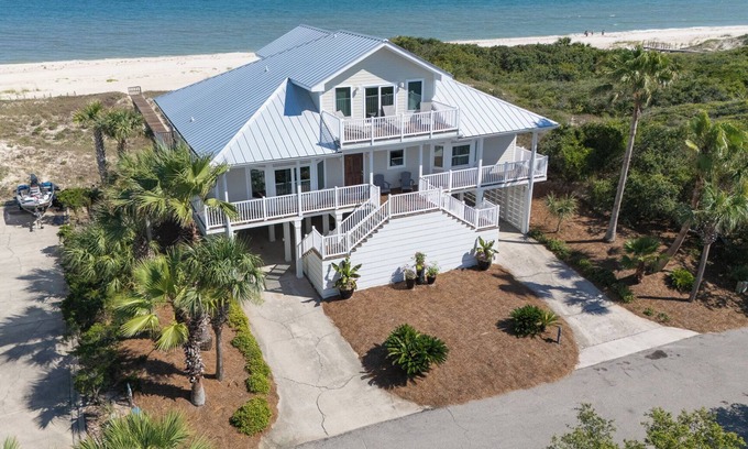 Sea Palm Village House | AN OCEAN REMEDY TO SOOTH YOUR SOUL! This marvelously appointed home is the consummate vacation home