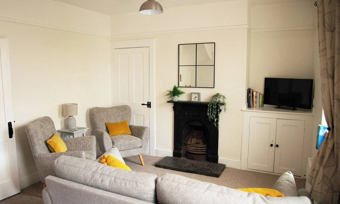 Felpham Cottage | An original Coastguard’s Cottage with private access to the beach.