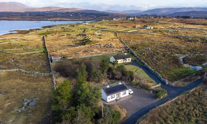 Connemara House | An Teachín Corcra offering peace and tranquility