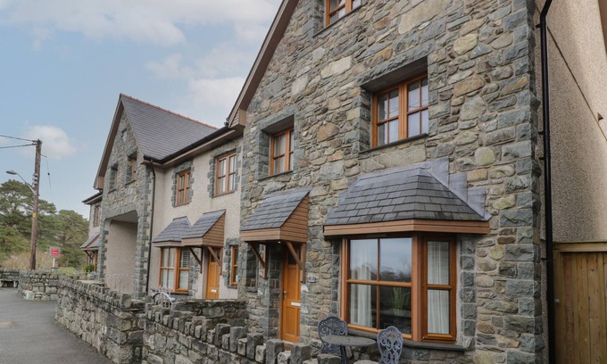 Llanbedr Cottage | ANADLU, pet friendly, with a garden in Llanbedr