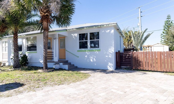 St. Augustine Beach Cottage | Anastasia Lodge-Family & Dog Friendly Beach Cottage