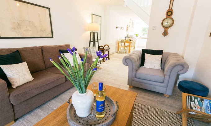 Cemaes Bay Cottage | Anchor Cottage - a coastal that sleeps 6 guests in 3 bedrooms