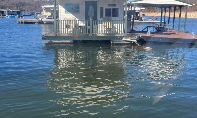 New Tazewell Boat Rental | Anchored Oasis Floating house on Norris Lake.