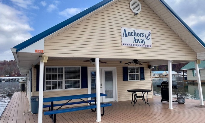 Big Creek Boat Rental | Anchors Away Floating Home @ Whitman Hollow Marina/Froggies Patio Bar