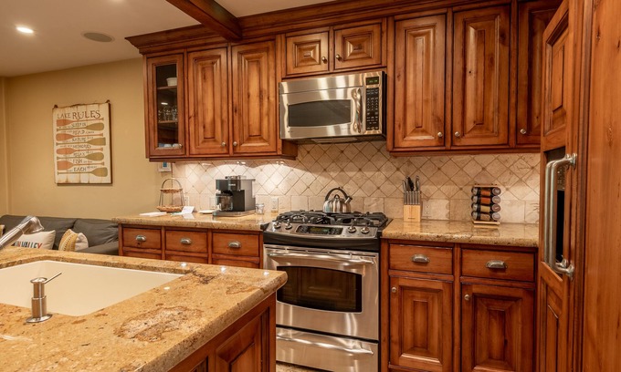 Ketchum Condo | Andora Villa Condo 108 - Spacious Modernized Condo, Walk to Restaurants
