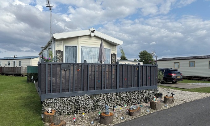 Crowle House | Andrea’s 7 Lakes Retreat static rentalnn7 Lakes Country Park Crowle Lincolnshire