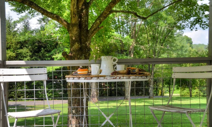 Cherokee Cottage | Andrew's cottage Chic Country Farmhouse Cottage,Seclude Setting Near Bryson City