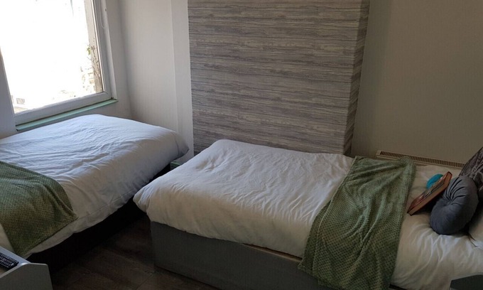 Everton Apartment | Anfield View - Room 4 - Twin