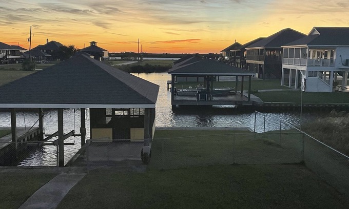 Hackberry House | Angler Sunrise.Luxury House on water