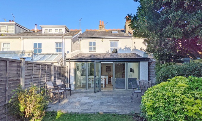 Emsworth Cottage | Anglers Cottage , Emsworth - a cottage that sleeps 6 guests in 3 bedrooms