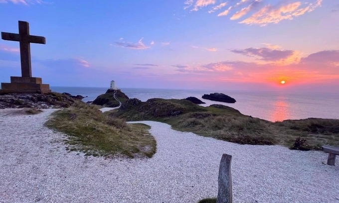 Pentre Berw House | Anglesey Retreat - 2 Beds - Sleeps 3 - Parking